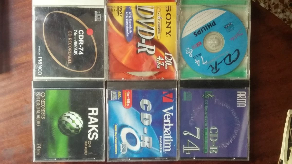 Vendora 4 Games 7 ενγραψιμα Cd R . Dvd R Και 1 γραφικών . Πολουνται Πακέτο .