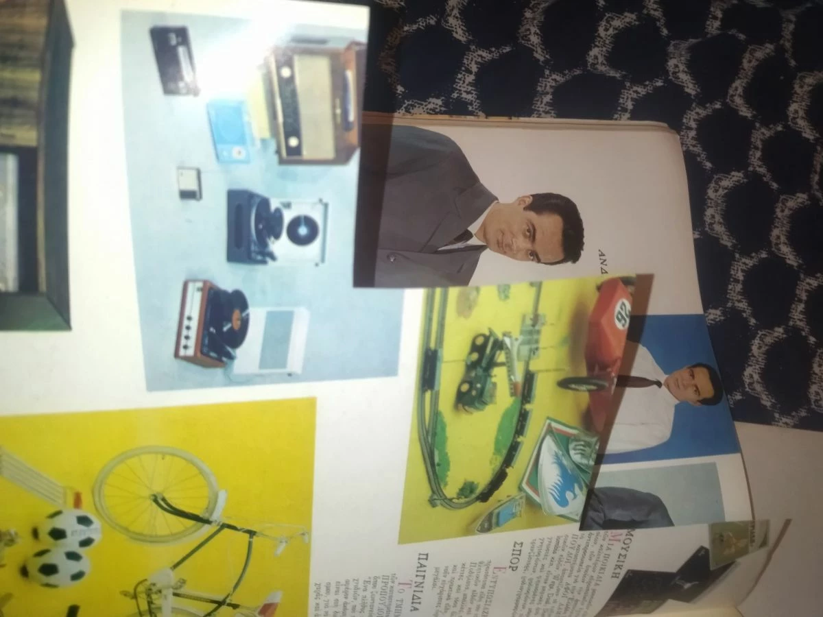 Vendora Περιοδικό εικόνες με εξώφυλλο τους Beatles έχει μια σκισμένη σελίδα - Image 2