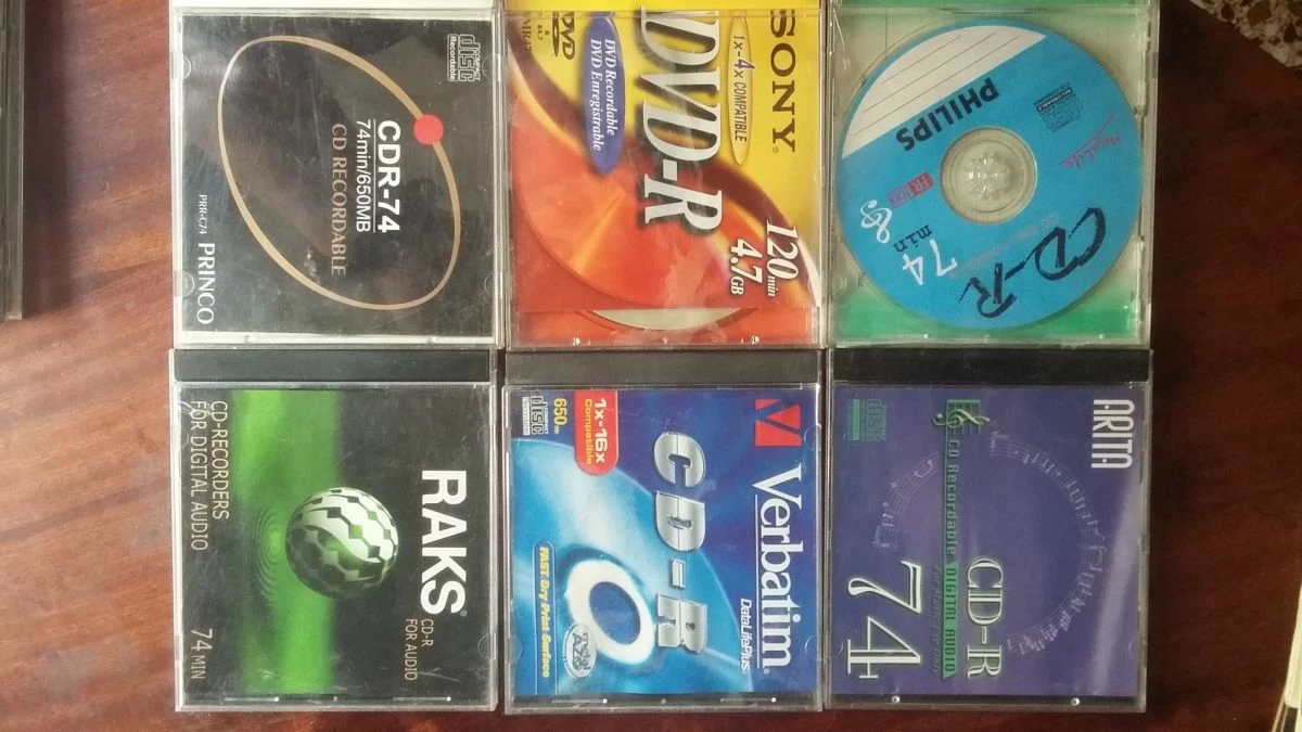 Vendora 4 Games 7 ενγραψιμα Cd R . Dvd R Και 1 γραφικών . Πολουνται Πακέτο . - Image 2